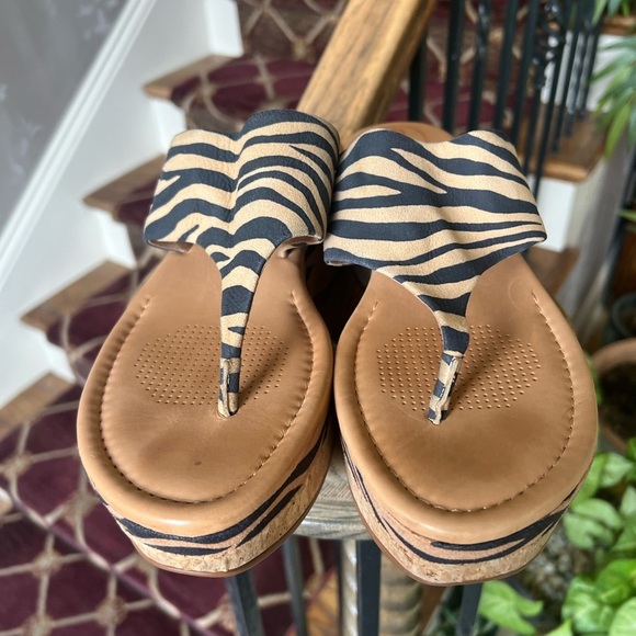Corso Como ladies giraffe, print slip on thong style sandal size 10. Exc cond. - Picture 6 of 12